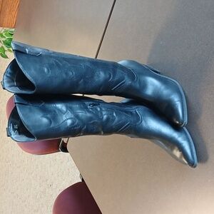 🐞 MADDEN NYC Black Heeled Boots with Distressed Synthetic Leather Finish